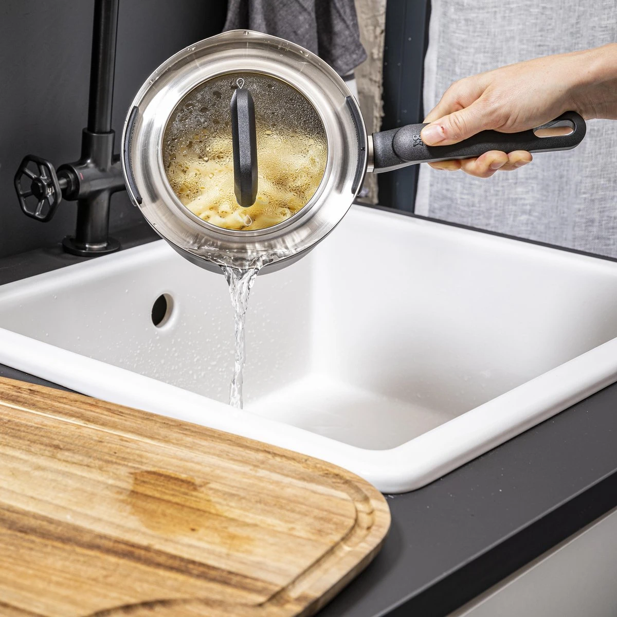 BK Flow Cool Black Glas Kookpannenset - 4-delig - Zwart - Glazen Deksel - Veilig Afgietsysteem - Inductie 2 BK Flow Cool Black Glas Kookpannenset - 4-delig - Zwart - Glazen Deksel - Veilig Afgietsysteem - Inductie - Image 2