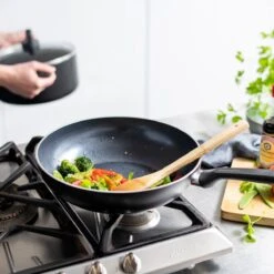 GreenPan Memphis Keramische Wokpan - Ø 28 Cm - PFAS-vrij 25 GreenPan Memphis Keramische Wokpan - Ø 28 Cm - PFAS-vrij -Beste Keuken Serie Winkel 1200x1200 269