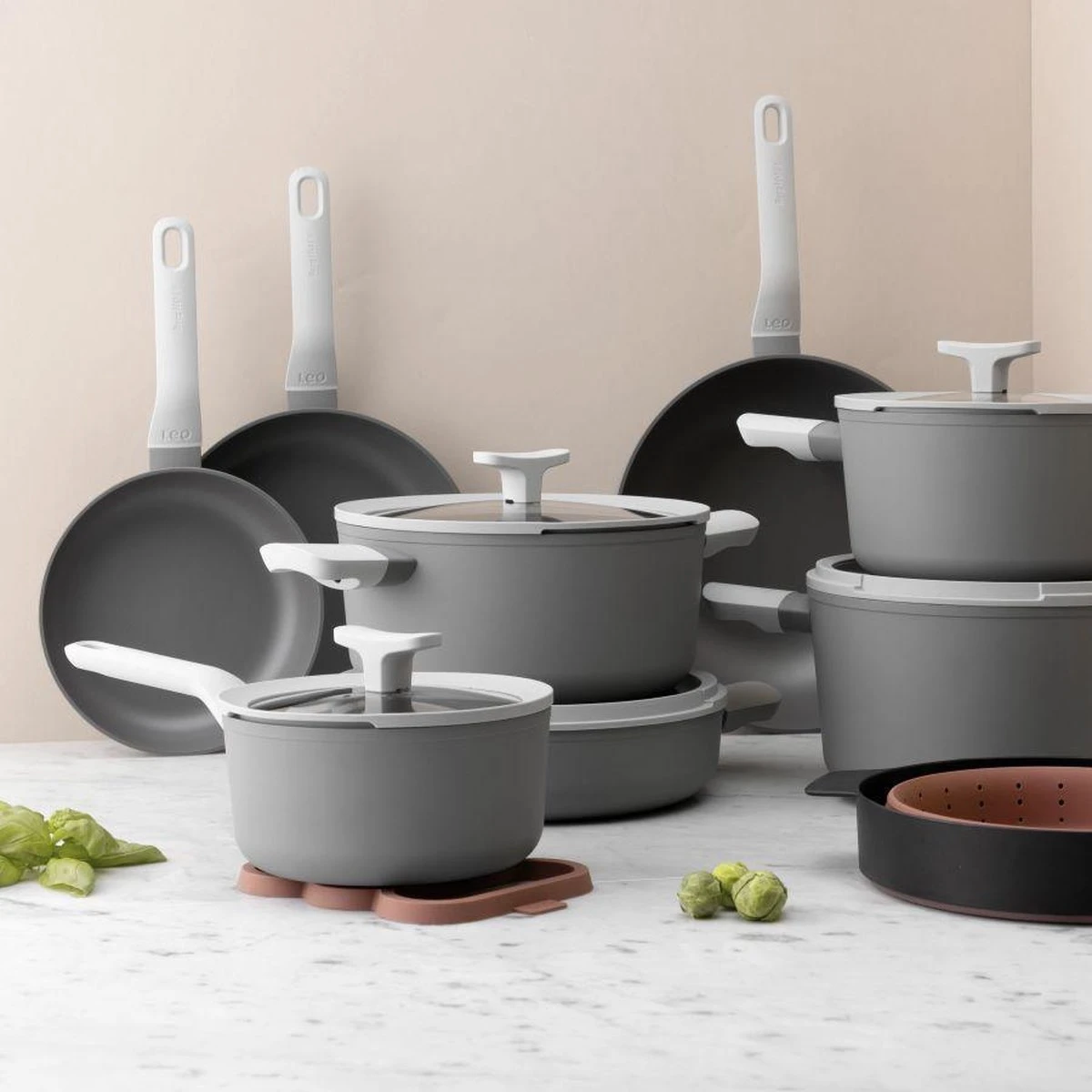 BergHOFF Leo Hapjespan Stone - 28 Cm - Met Glazen Deksel 4 BergHOFF Leo Hapjespan Stone - 28 Cm - Met Glazen Deksel - Image 4