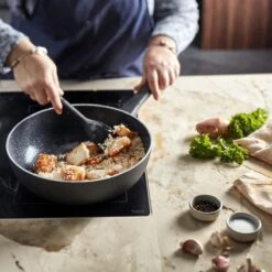 Demeyere Alu Classico 3 Wokpan – Inductie – Ceraforce Keramische Antikleeflaag – 28 Cm – PTFE En PFAS Vrij 10 Demeyere Alu Classico 3 Wokpan – Inductie – Ceraforce Keramische Antikleeflaag – 28 Cm – PTFE En PFAS Vrij -Beste Keuken Serie Winkel 1200x1200 368