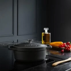 Gietijzeren Braadpan - Sudderpan Zwart Van Daumonet - Ovaal - Ø 29 Cm - 3 Liter - 100% PFAS & PFOA Vrij - Emaille - Geschikt Voor Alle Warmtebronnen - Elektrisch - Gas - Halogeen - Inductie - Keramisch - Vaatwasserbestendig -Beste Keuken Serie Winkel 1200x1200 488