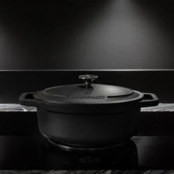 Gietijzeren Braadpan - Sudderpan Zwart Van Daumonet - Ovaal - Ø 29 Cm - 3 Liter - 100% PFAS & PFOA Vrij - Emaille - Geschikt Voor Alle Warmtebronnen - Elektrisch - Gas - Halogeen - Inductie - Keramisch - Vaatwasserbestendig -Beste Keuken Serie Winkel 1200x1200 489