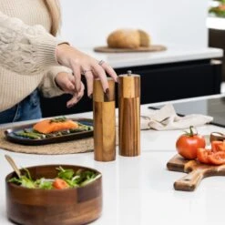 Deleca Luxe Peper En Zoutmolen Set - Zout / Pepermolen - Handmatig - Met Navul Lepel & Geschenkdoos - Acacia Hout - Rond -Beste Keuken Serie Winkel 1200x1200 571