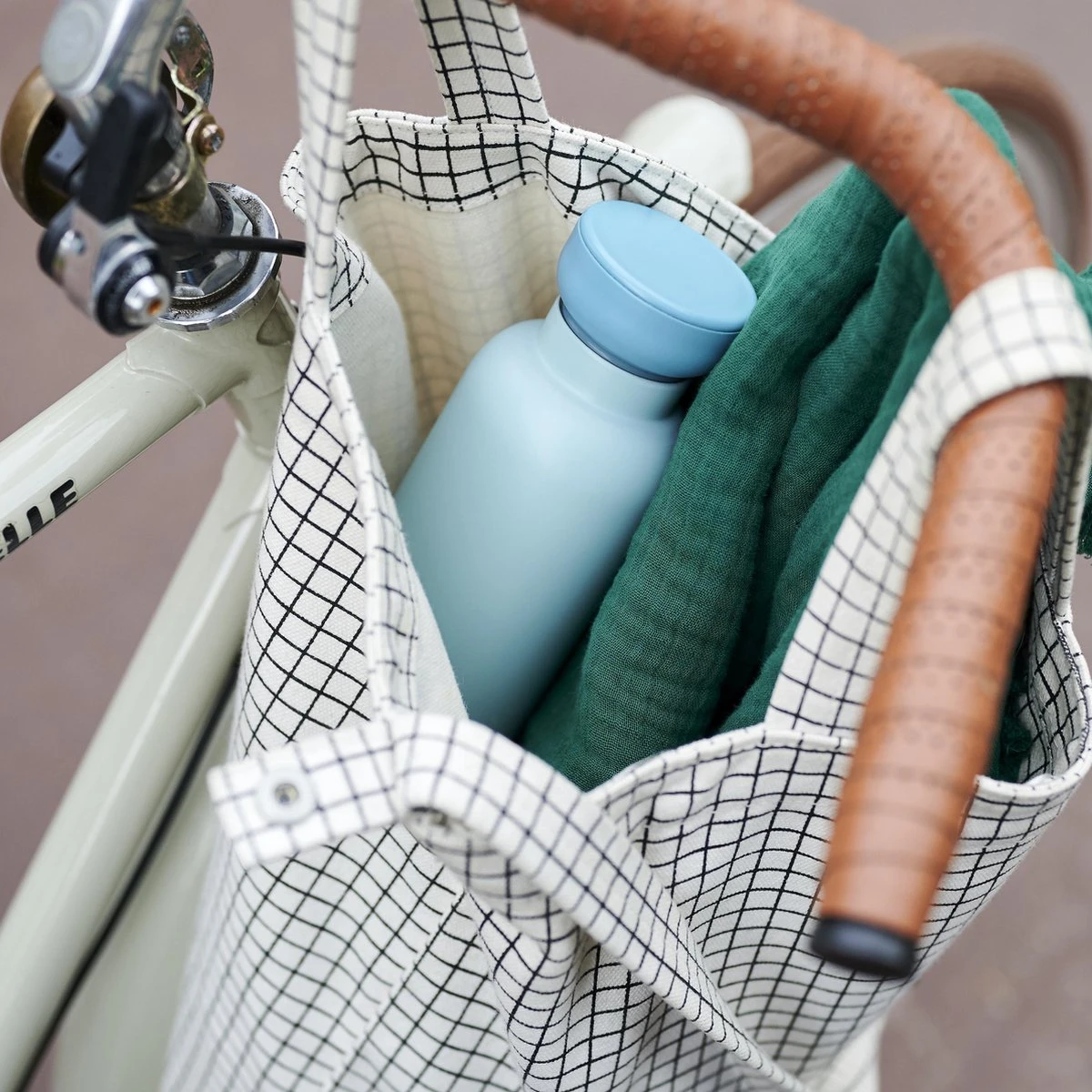 Mepal – Isoleerfles Ellipse 900 Ml – Houdt Je Drankje 12 Uur Warm En 24 Uur Koud – Natural Brushed – Geschikt Voor Bruiswater – Thermosfles – Lekdicht 5 Mepal – Isoleerfles Ellipse 900 Ml – Houdt Je Drankje 12 Uur Warm En 24 Uur Koud – Natural Brushed – Geschikt Voor Bruiswater – Thermosfles – Lekdicht - Image 5