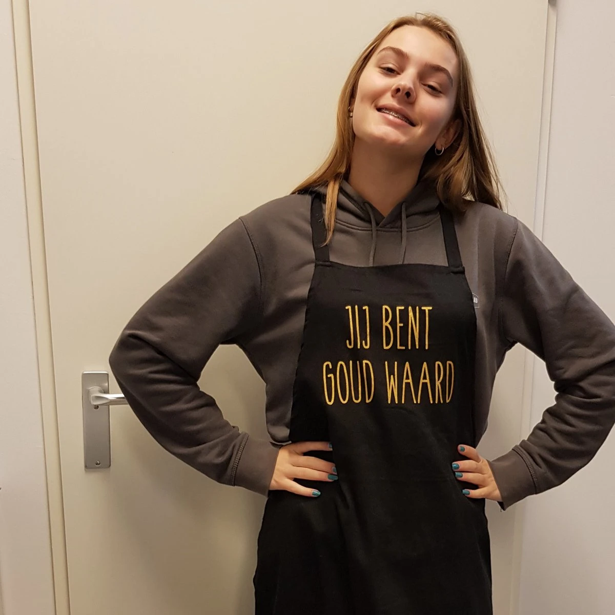 Keukenschort Met Grappige Tekst Bedrukt Cadeau Jij Bent Goud Waard| Katoenen Barbecueschort Keuken BBQ Schort Kookschort Kokschort | Opa Oma Mama Papa Juf Meester Bedanken Collega Vriendin Juffendag Vaderdag Moederdag Verjaardag Man Vrouw 2 Keukenschort Met Grappige Tekst Bedrukt Cadeau Jij Bent Goud Waard| Katoenen Barbecueschort Keuken BBQ Schort Kookschort Kokschort | Opa Oma Mama Papa Juf Meester Bedanken Collega Vriendin Juffendag Vaderdag Moederdag Verjaardag Man Vrouw - Image 2