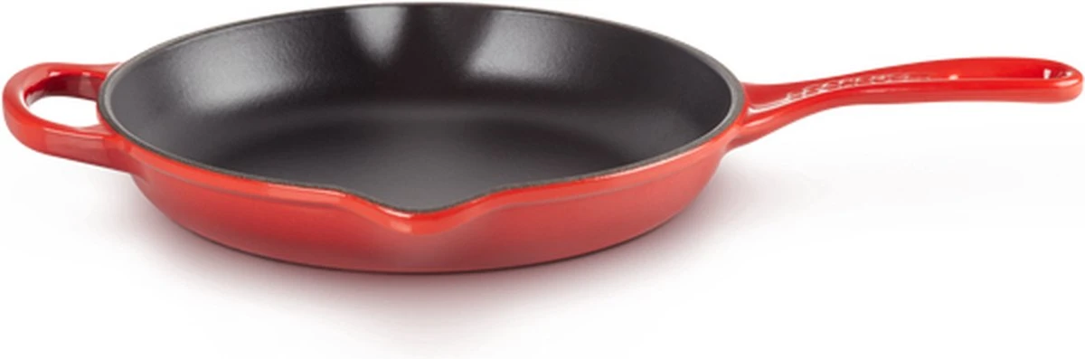 Le Creuset - Gietijzeren Ronde Skillet In Kersenrood 23cm 6 Le Creuset - Gietijzeren Ronde Skillet In Kersenrood 23cm - Image 6