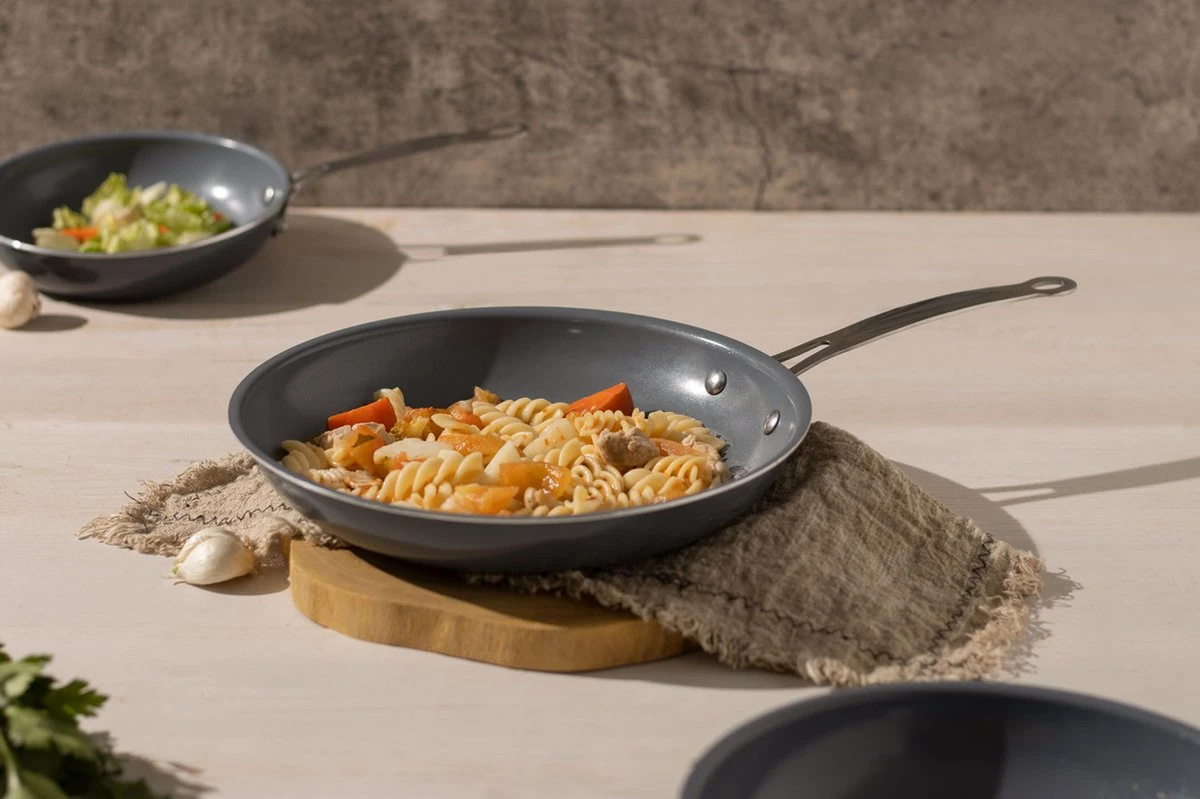 Swiss Pro+ - Koekenpannenset - 3 Delig - Keramisch - Inductie - Milieuvriendelijk - PFAS - PFOA Vrij - Sapphire Green 7 Swiss Pro+ - Koekenpannenset - 3 Delig - Keramisch - Inductie - Milieuvriendelijk - PFAS - PFOA Vrij - Sapphire Green - Image 7