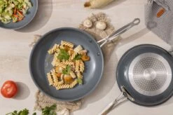 Swiss Pro+ - Koekenpannenset - 3 Delig - Keramisch - Inductie - Milieuvriendelijk - PFAS - PFOA Vrij - Sapphire Green 20 Swiss Pro+ - Koekenpannenset - 3 Delig - Keramisch - Inductie - Milieuvriendelijk - PFAS - PFOA Vrij - Sapphire Green -Beste Keuken Serie Winkel 1200x799 22