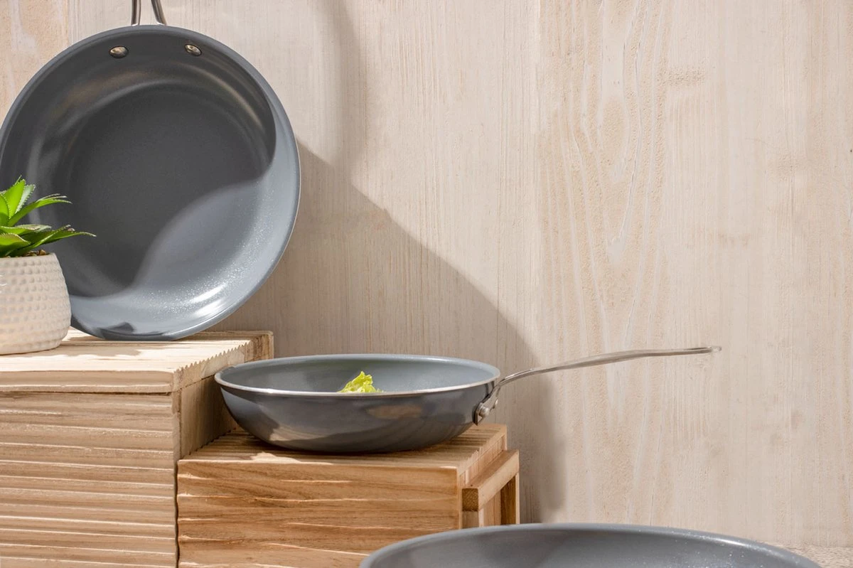 Swiss Pro+ - Koekenpannenset - 3 Delig - Keramisch - Inductie - Milieuvriendelijk - PFAS - PFOA Vrij - Sapphire Green 13 Swiss Pro+ - Koekenpannenset - 3 Delig - Keramisch - Inductie - Milieuvriendelijk - PFAS - PFOA Vrij - Sapphire Green - Image 13