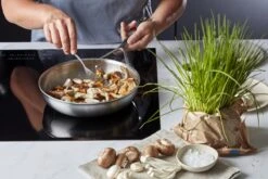 Demeyere Essential 5 RVS Koekenpan – Koekenpan Inductie - 28 Cm – PTFE-vrij 9 Demeyere Essential 5 RVS Koekenpan – Koekenpan Inductie - 28 Cm – PTFE-vrij -Beste Keuken Serie Winkel 1200x800 53