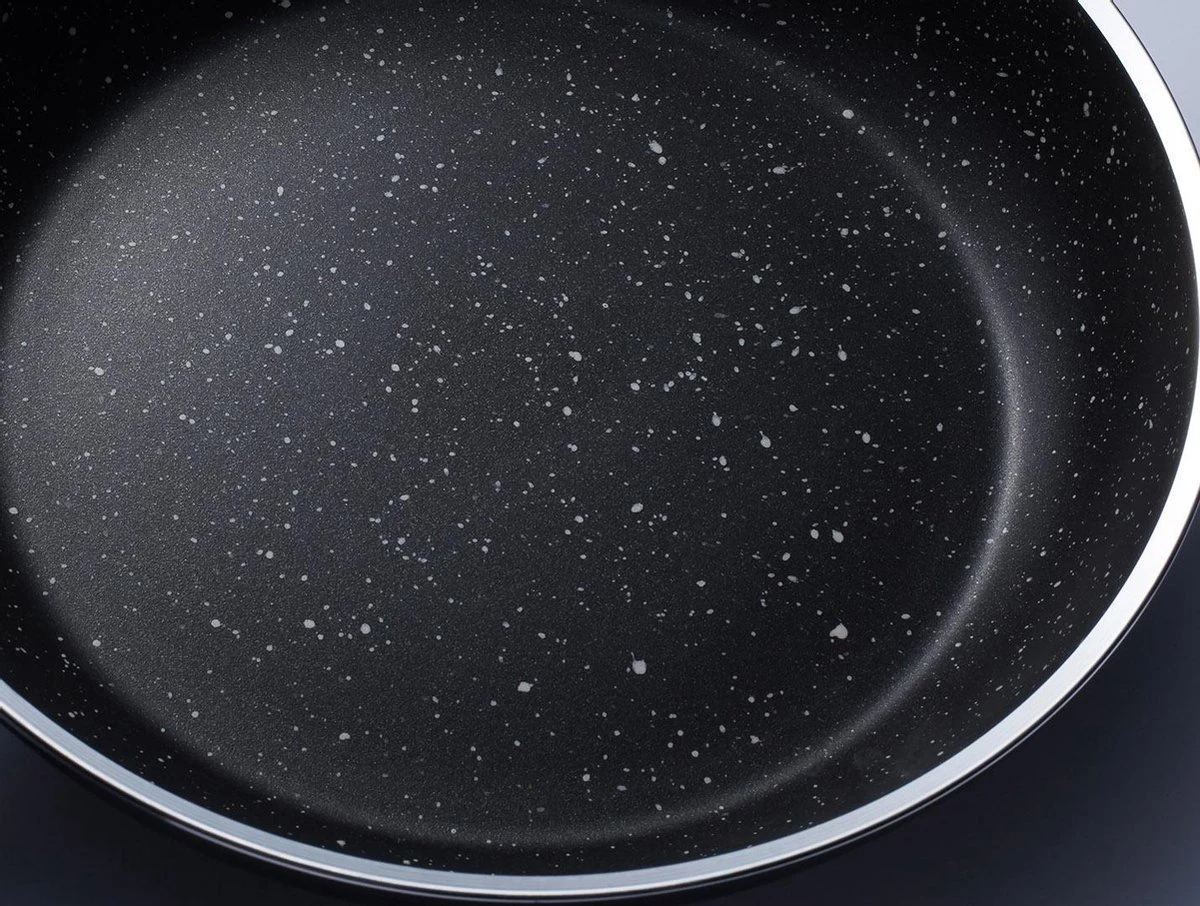 Sola Wokpan Stonehenge - Ø 28 Cm - Zwart/wit - Aluminium - Antiaanbaklaag 4 Sola Wokpan Stonehenge - Ø 28 Cm - Zwart/wit - Aluminium - Antiaanbaklaag - Image 4