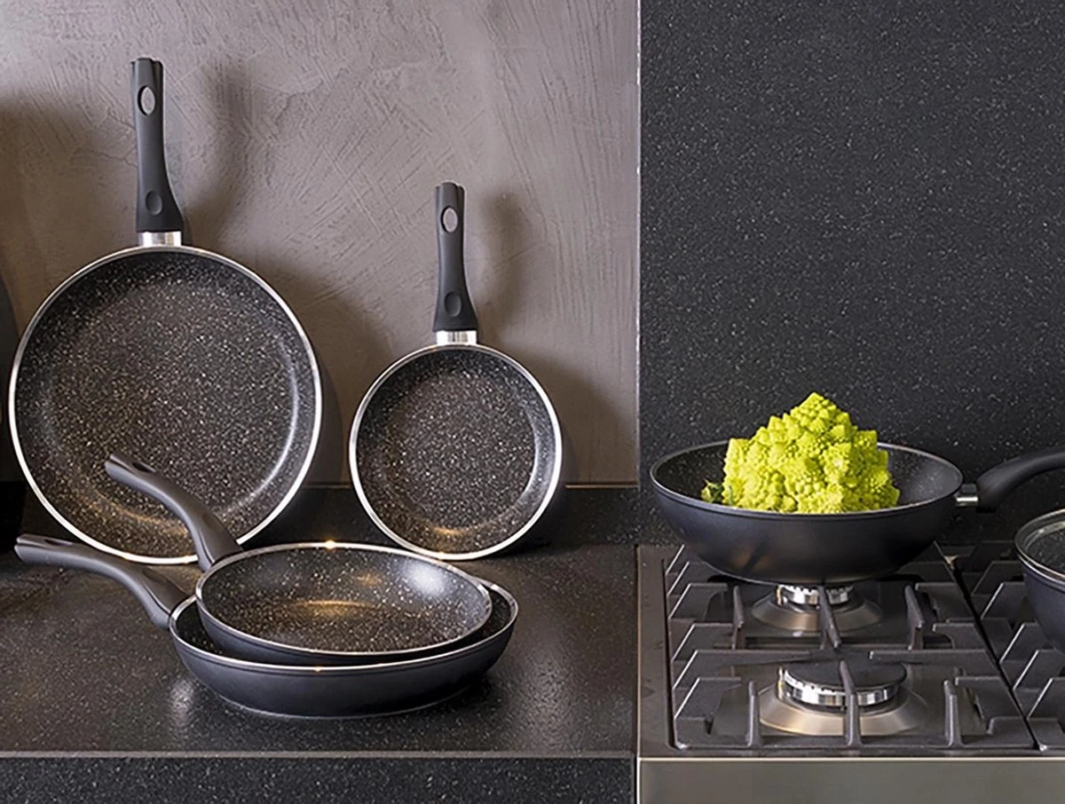 Sola Wokpan Stonehenge - Ø 28 Cm - Zwart/wit - Aluminium - Antiaanbaklaag 2 Sola Wokpan Stonehenge - Ø 28 Cm - Zwart/wit - Aluminium - Antiaanbaklaag - Image 2