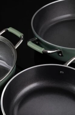 Primecook - Braadpan / Hapjespan Met Deksel - Ø 28 Cm - PFAS-vrij - Inductie - Ecoshield 21 Primecook - Braadpan / Hapjespan Met Deksel - Ø 28 Cm - PFAS-vrij - Inductie - Ecoshield -Beste Keuken Serie Winkel 781x1200