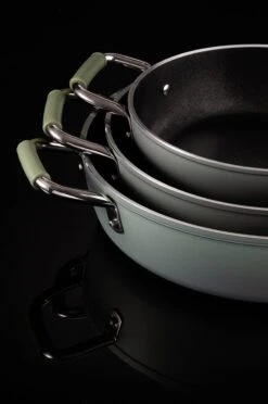 Primecook - Braadpan / Hapjespan Met Deksel - Ø 28 Cm - PFAS-vrij - Inductie - Ecoshield 22 Primecook - Braadpan / Hapjespan Met Deksel - Ø 28 Cm - PFAS-vrij - Inductie - Ecoshield -Beste Keuken Serie Winkel 797x1200